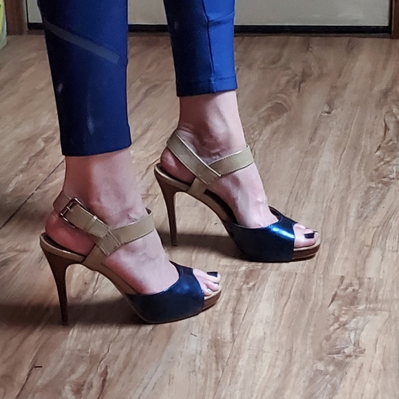 Size 7 intaglia heels - Picture 3 of 10